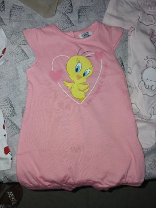 Tuta neonata rosa con cappuccio e orecchie