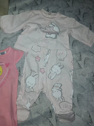 Tuta neonata rosa con cappuccio e orecchie