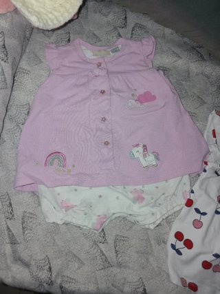 Tuta neonata rosa con cappuccio e orecchie