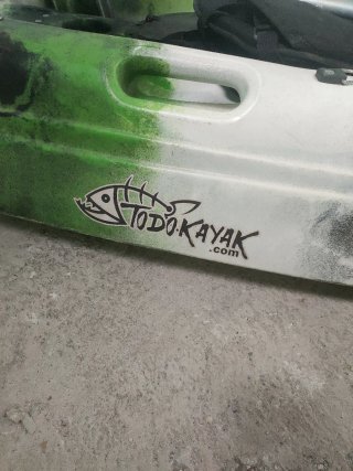 Kayak verde y blanco con remo