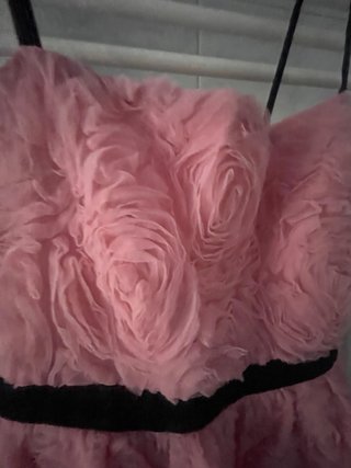 Vestitino rosa con fiori e cintura nera