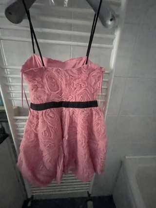 Vestitino rosa con fiori e cintura nera