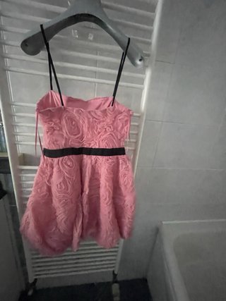 Vestitino rosa con fiori e cintura nera