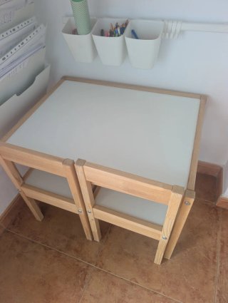 Mesa y 2 sillas infantiles madera