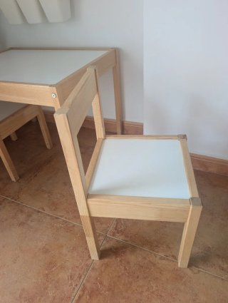 Mesa y 2 sillas infantiles madera