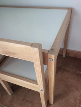 Mesa y 2 sillas infantiles madera