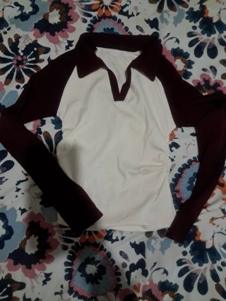 Camiseta polo crop blanca y burdeos