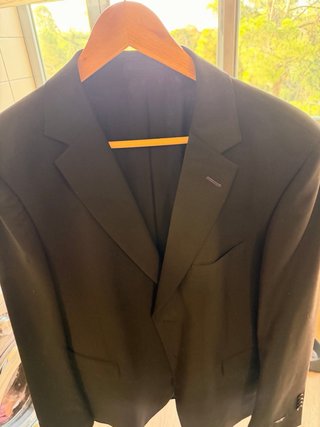 traje negro para hombre caramelo