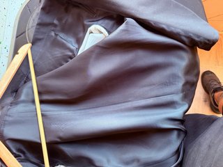traje negro para hombre caramelo