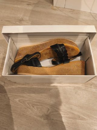 Sandalias cuña doradas y negras talla 39
