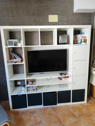 Mueble TV librería Ikea blanco y negro