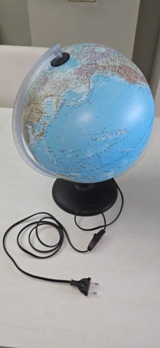 Globo terráqueo iluminado