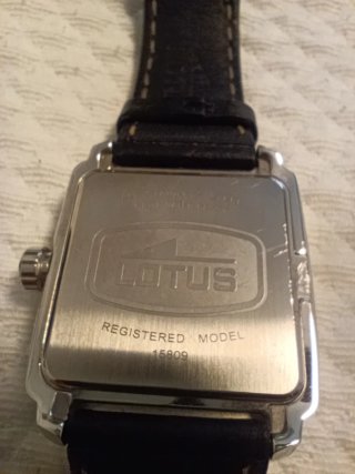 Reloj Lotus Cuadrado Negro y Plateado