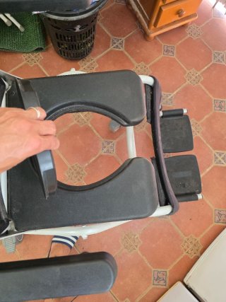 Silla de ruedas con cojín y reposacabezas