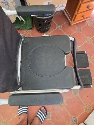 Silla de ruedas con cojín y reposacabezas