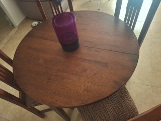 Mesa redonda y 4 sillas de madera