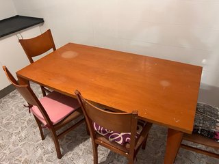 Mesa y 4 sillas marrones con cojines
