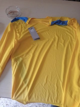Camiseta deportiva Joma larga amarilla y azul