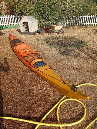 Kayak de travesía amarillo