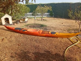 Kayak de travesía amarillo