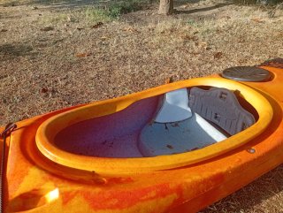 Kayak de travesía amarillo