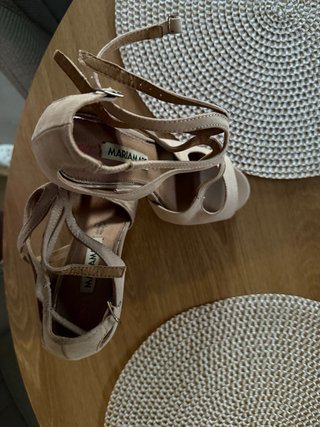 Zapatos de tacón beige