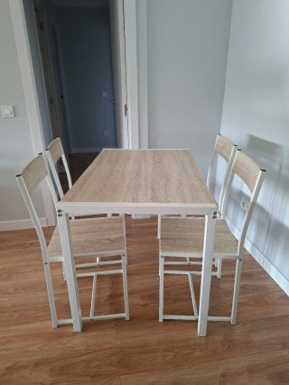 Mesa y 4 sillas comedor