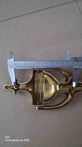 Aldaba de metal dorada