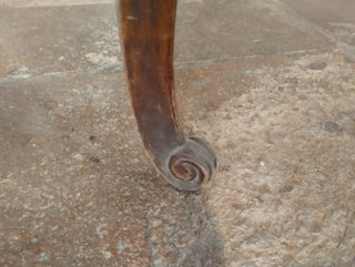 Mesa auxiliar antigua madera patas cabriolé