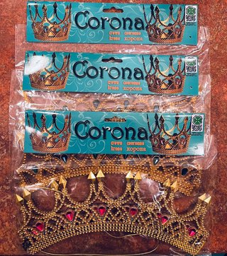 Corona dorata con pietre rosse