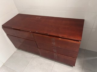 Mueble de madera marrón