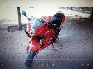 Moto Deportiva Roja y Negra
