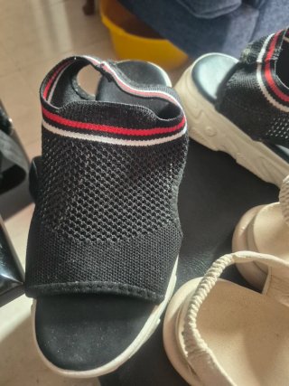 Barias Sandalias y Zapatillas Negras Beige