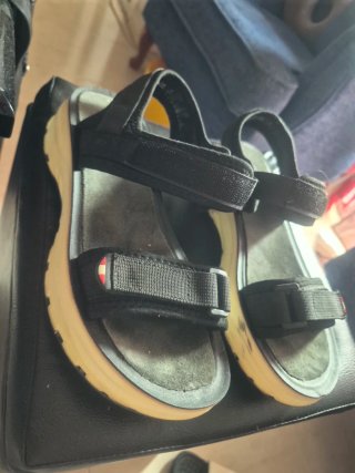 Barias Sandalias y Zapatillas Negras Beige