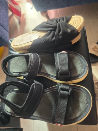 Barias Sandalias y Zapatillas Negras Beige