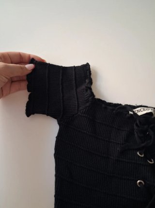 Top nero con laccetto