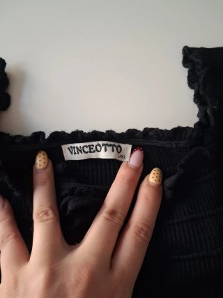 Top nero con laccetto