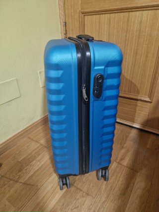 Maleta azul de viaje con ruedas