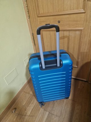 Maleta azul de viaje con ruedas