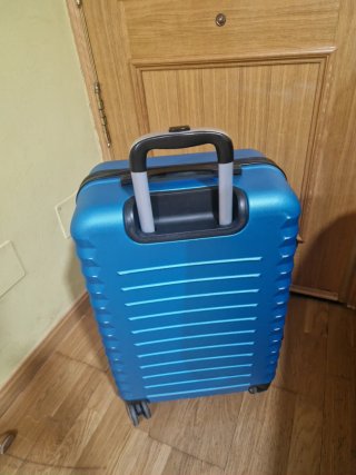 Maleta azul de viaje con ruedas