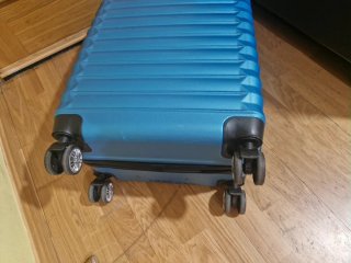 Maleta azul de viaje con ruedas