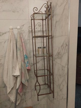 Scaffalatura bagno in metallo e vetro dorato