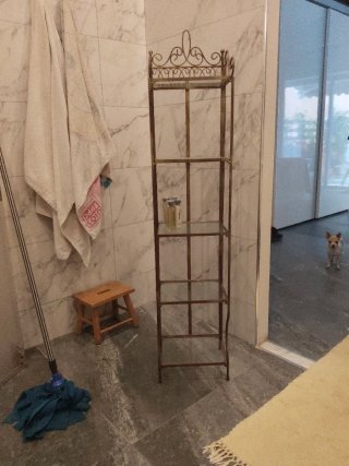 Scaffalatura bagno in metallo e vetro dorato