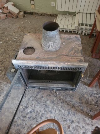 Chimenea de hierro con puerta de cristal