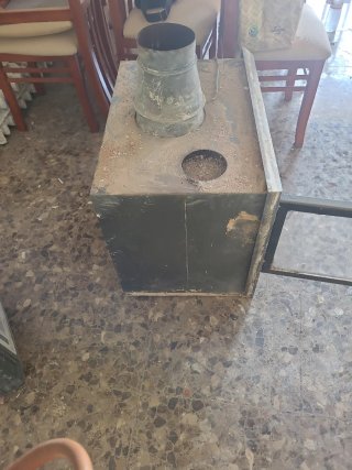 Chimenea de hierro con puerta de cristal