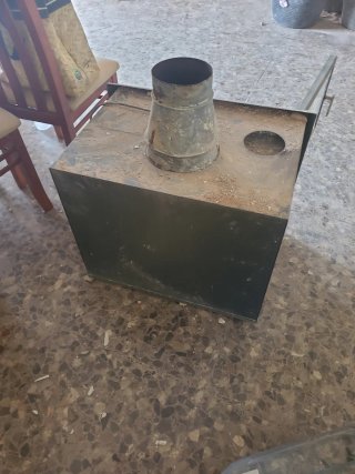 Chimenea de hierro con puerta de cristal