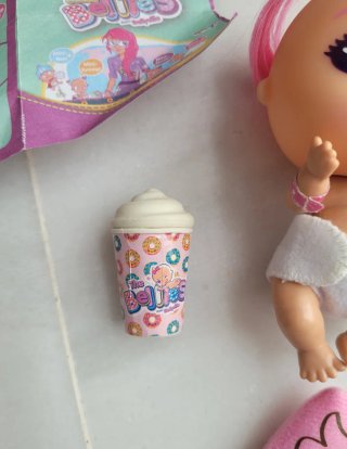 MUÑECA MINI BELLIES YUMI YUMMY Y ACCESORIOS.