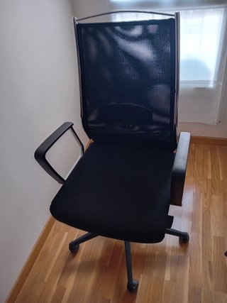 Silla de oficina negra y cromada