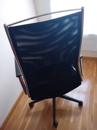 Silla de oficina negra y cromada