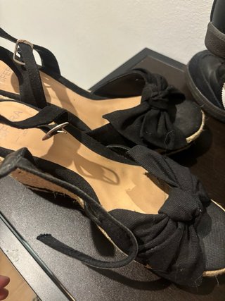 Sandalias negras con lazo
